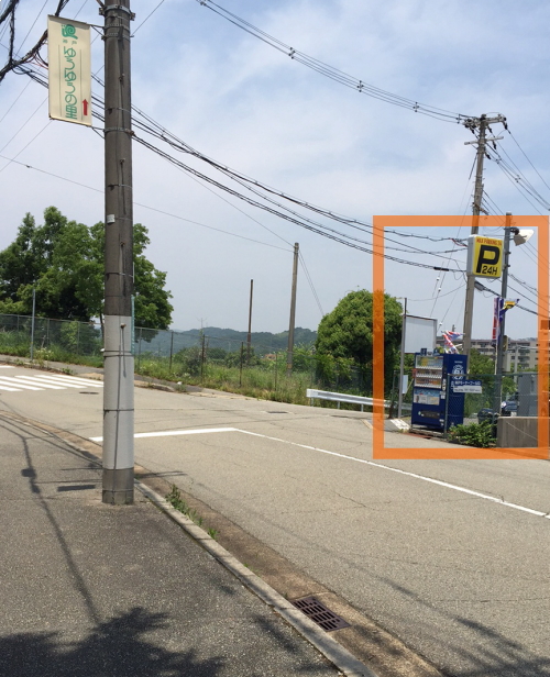 さらに進むと右手に駐車場が見える。